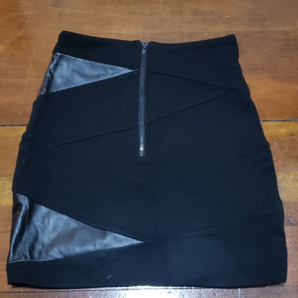 Black aritzia miniskirt - Picture 2 of 3